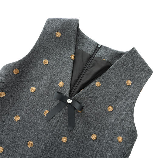 「高货wl」全新升级【铂金会员349/天猫469/差价120】(01814)洛诗琳2025秋冬气质重工金线立体刺绣V领马甲背心连衣裙女 商品图3