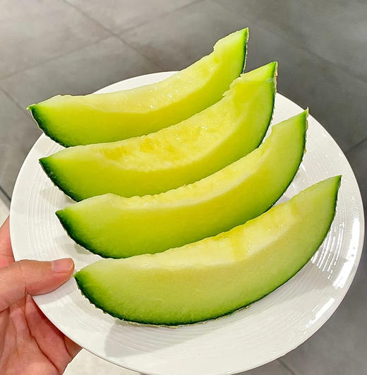 蜜蜂授粉牛三瓜空运而来，口感极好，常温放两天 底部微软 就可以用勺子挖来吃～ 商品图4