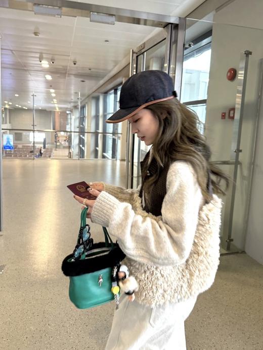 【羊驼绒拼麂皮一体复古马甲JS3693183】软糯羊驼绒×哑光麂皮拼接，上身即暖不臃肿；  H型包容各种身材，前片米杏色卷毛蓬松像云朵，弱化胯宽，梨形也友好～-MFHS 商品图8