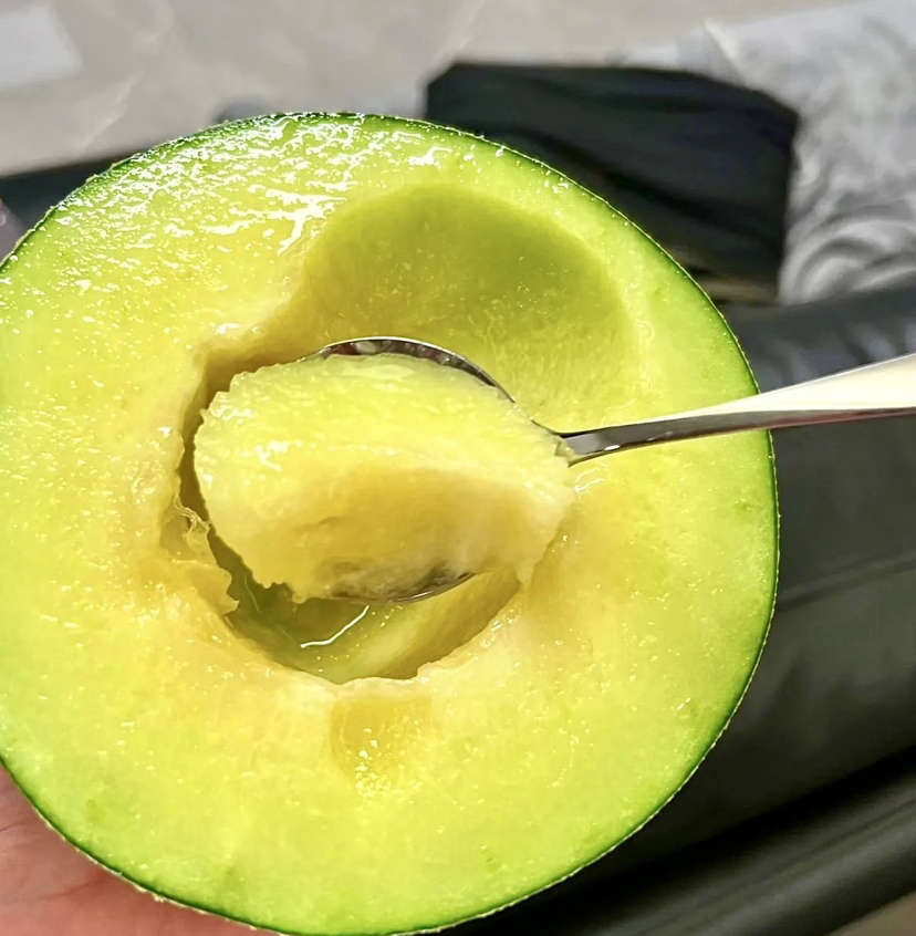 蜜蜂授粉牛三瓜空运而来，口感极好，常温放两天 底部微软 就可以用勺子挖来吃～