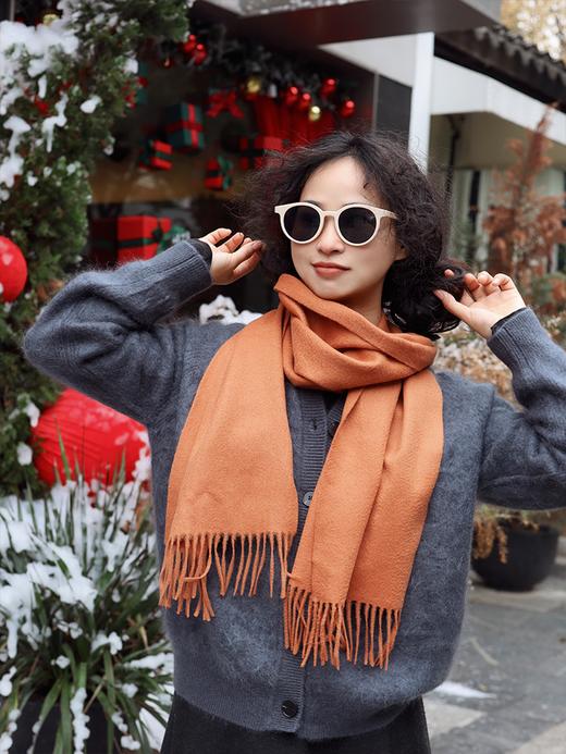 部分预售15天  100%羊绒围巾  既是冬天的搭配神器 实用性也很强  软糯亲肤保暖不闷  冬日限定的温柔和气质感~ 商品图1