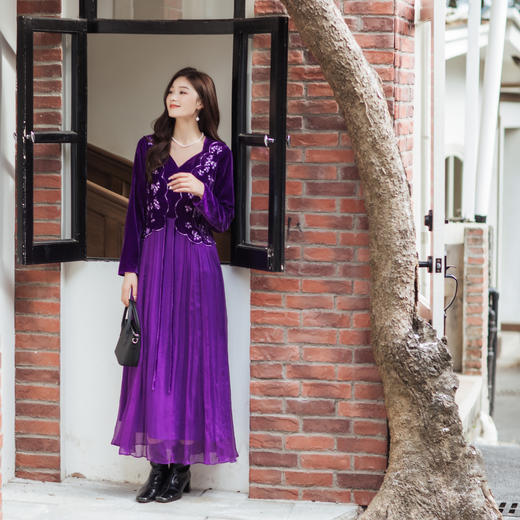 【林栖设计小店】【林栖推荐】2026年早春紫罗兰丝绒拼真丝绣花复古连衣裙N1954269 商品图0