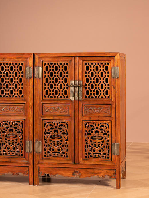 清	黄花梨透雕螭龙捧寿四抹门方角柜（一对） 商品图2