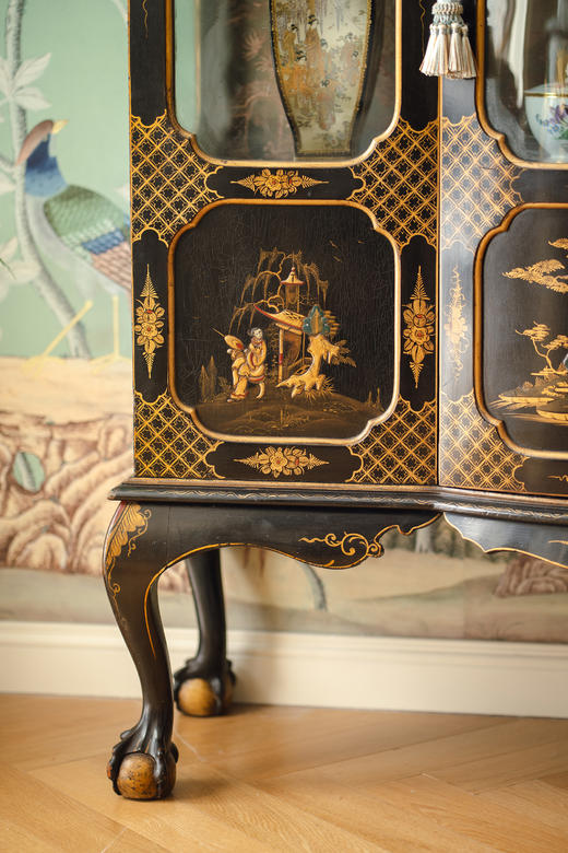 【已售】独角鹿西洋古董19世纪末法国出品东方风格庭院人物主题木胎黑漆描金彩绘面板装饰花卉纹丝绸刺绣内层玻璃展示柜 商品图8