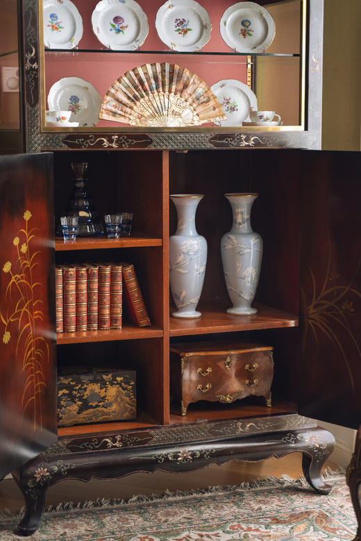 独角鹿西洋古董19世纪末中国清代出品水畔出游主题木胎黑漆地款彩装饰双开门玻璃边柜 商品图5