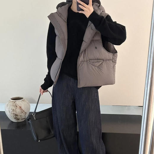 下单3-5天发货！HYC 泡芙鹅绒连帽羽绒马甲 甄选90鹅绒填充，手感蓬松；外层防风防泼水，立领连帽设计好搭保暖 商品图6