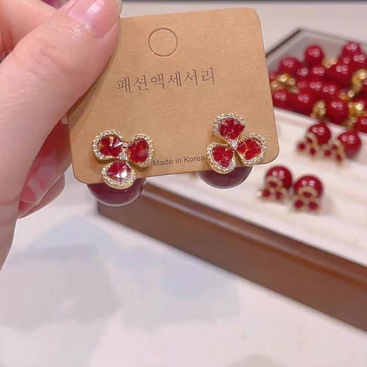 救命啊！这对【红珍珠三叶草耳钉】把新年贵气 焊在耳钉上了！ 商品图0