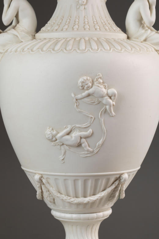 独角鹿西洋古董19世纪法国出品铜鎏金精雕装饰维纳斯与丘比特主题素胎瓷浮雕带盖瓶一对 商品图8