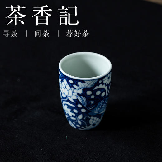 茶香记元古胤造莲池鱼闻香杯35ml景德镇仿元青花手绘陶瓷茶杯主人杯 商品图1