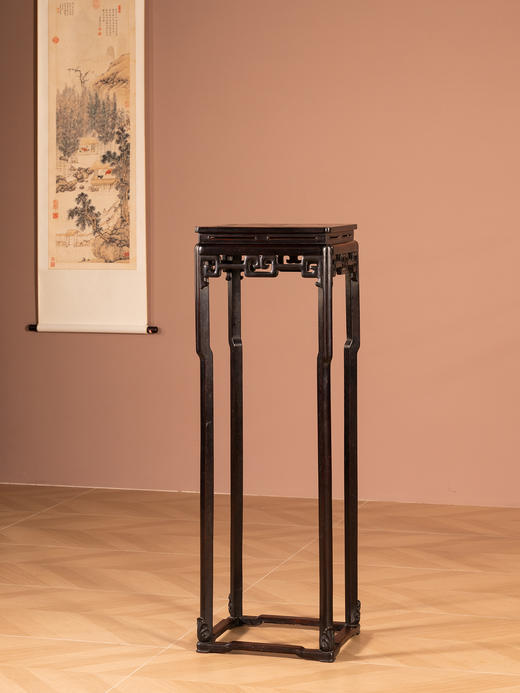 清中期	红木镶瘿木攒接拐子纹高花几 商品图0