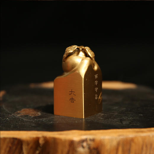 西泠印社-清供蔬果印章 通身黄铜打造 印纽部分分为葫芦、太湖石、古兽三款 套盒内再配有西泠小青花印泥 实为文人雅士首选 商品图4