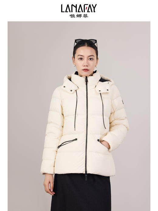 3楼啦娜菲2025冬款上新，云溪白X型羽绒服，吊牌价4998元，折后4498元 商品图0