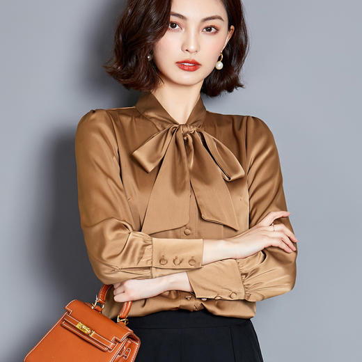 KQL C18T8101百搭时尚蝴蝶结宽松上衣缎面纯色衬衣 商品图0