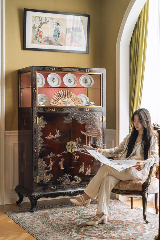 独角鹿西洋古董19世纪末中国清代出品水畔出游主题木胎黑漆地款彩装饰双开门玻璃边柜 商品图1