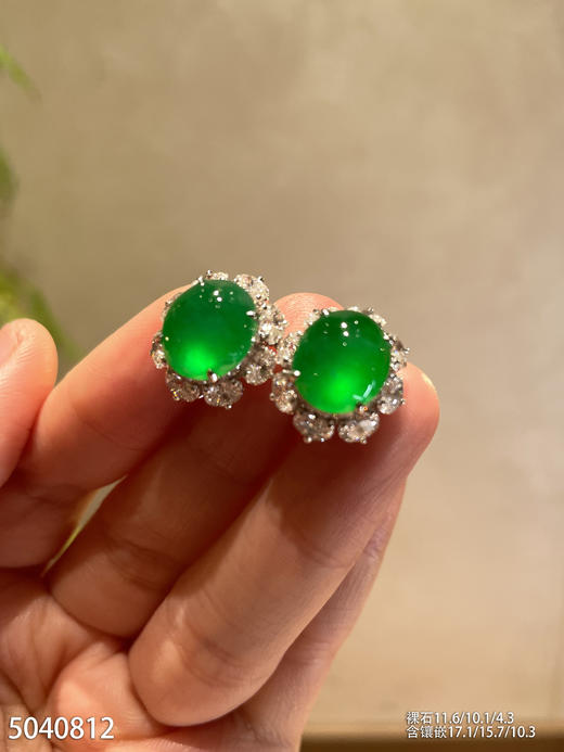 玻璃种艳绿蛋面耳钉【5040812】具体价格微信咨询 商品图1