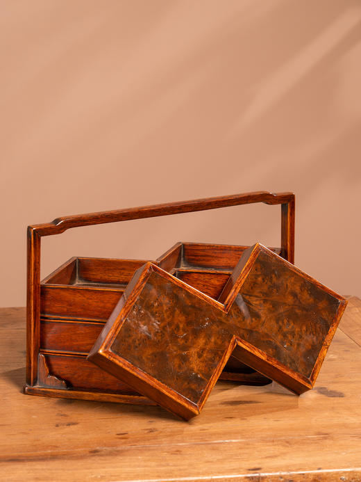 清	黄花梨镶瘿木方胜形三撞提梁盒 商品图3