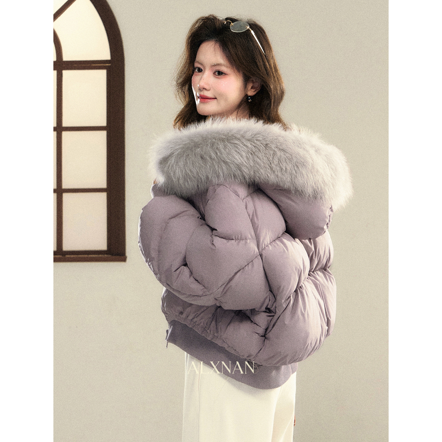 鹿向南「温暖小巷」90白鸭绒紫色毛领连帽羽绒服冬季加厚短外套女