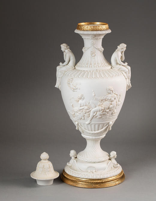 独角鹿西洋古董19世纪法国出品铜鎏金精雕装饰维纳斯与丘比特主题素胎瓷浮雕带盖瓶一对 商品图2