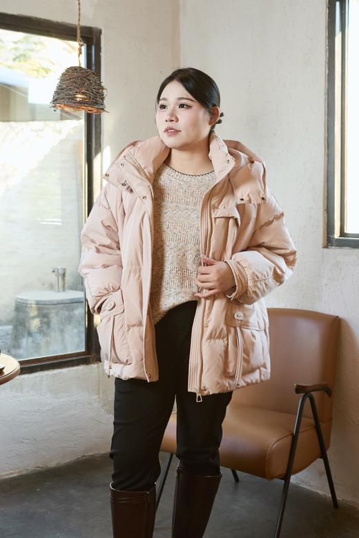 一周发货【温柔范儿  💗粉色羽绒服】自带温柔滤镜的羽绒服~温暖蓬松度/包容好/轻巧无负担，泡芙手感，蓬松饱满立领，防风更保暖，两侧实用大口袋，50白鸭绒填充 商品图8