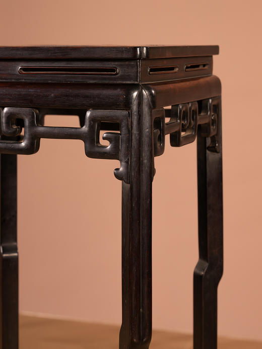 清中期	红木镶瘿木攒接拐子纹高花几 商品图1