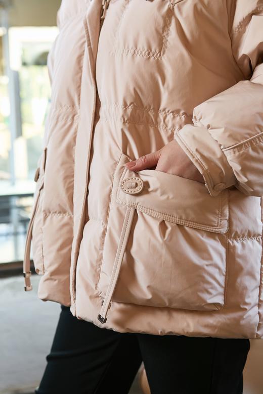 一周发货【温柔范儿  💗粉色羽绒服】自带温柔滤镜的羽绒服~温暖蓬松度/包容好/轻巧无负担，泡芙手感，蓬松饱满立领，防风更保暖，两侧实用大口袋，50白鸭绒填充 商品图6