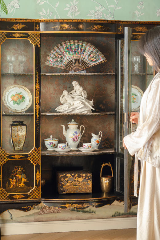 【已售】独角鹿西洋古董19世纪末法国出品东方风格庭院人物主题木胎黑漆描金彩绘面板装饰花卉纹丝绸刺绣内层玻璃展示柜 商品图2