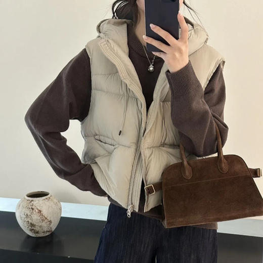 下单3-5天发货！HYC 泡芙鹅绒连帽羽绒马甲 甄选90鹅绒填充，手感蓬松；外层防风防泼水，立领连帽设计好搭保暖 商品图10