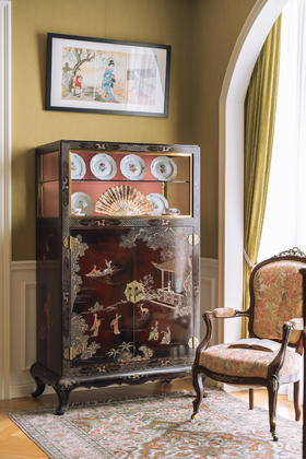 独角鹿西洋古董19世纪末中国清代出品水畔出游主题木胎黑漆地款彩装饰双开门玻璃边柜