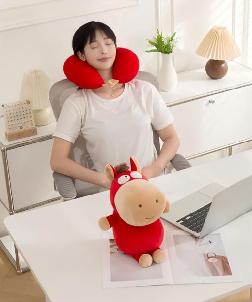 【马年创意u型变形枕】通勤赶地铁🚇、办公室午睡😴、出差坐飞机✈️，总缺个舒服的靠枕 + 护颈枕😭 二合一抱枕，直接把 “实用 + 颜值” 焊死在身上！🔥  -GZFT 商品图9