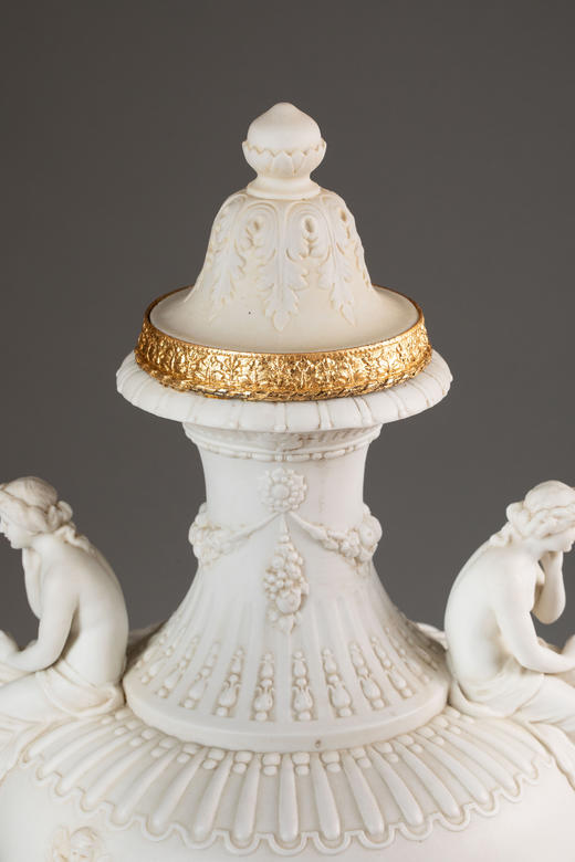 独角鹿西洋古董19世纪法国出品铜鎏金精雕装饰维纳斯与丘比特主题素胎瓷浮雕带盖瓶一对 商品图6