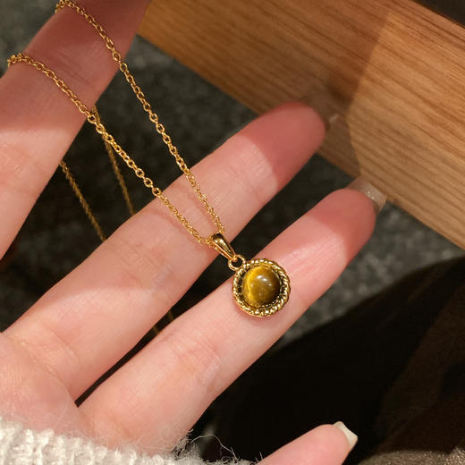 【微信专享款】ARSIS｜秘密花园系列 虎眼纳财麻花吊坠项链 商品图1