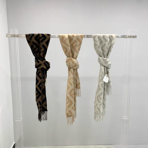 芬迪 字母围巾 100%羊绒（DSX） 商品图6