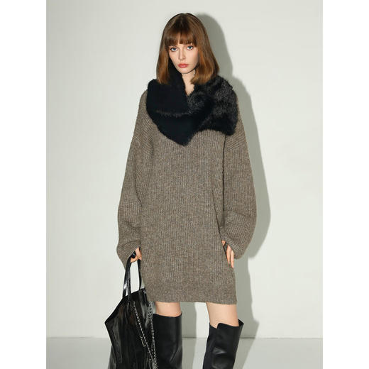 COCOBELLA质感花纱粗棒针毛衣裙软糯V领加厚针织连衣裙MZ7065 商品图1