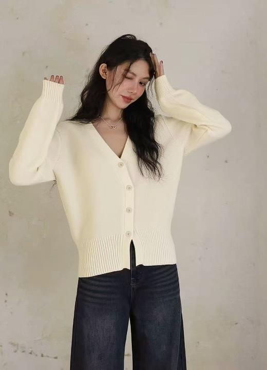 【韩系毛衣】米色斜开扣～短款宽螺纹开衫毛衣-喜出 商品图2