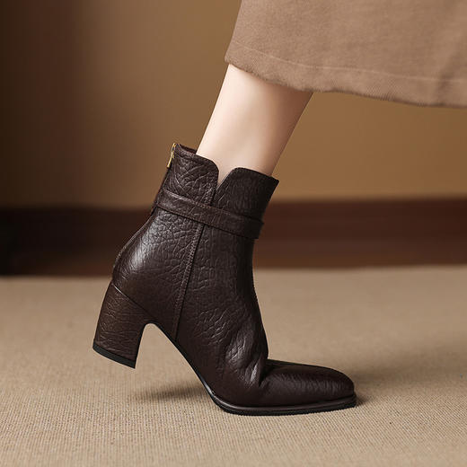 【预售5天】法式气质粗跟高跟短靴复古英伦风方头时尚皮带扣显瘦马丁靴大码 商品图0