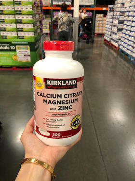 1瓶有2磅重哦！适合买给家里老人补补 钙👍美国Kirkland 钙镁锌片含D3 ，500片(每天2粒) 活动减价中！