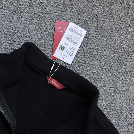 正品比音勒芬最新款加绒保暖打底半拉链，触感柔软细腻，上身快速蓄热锁温，告别秋冬凉意。面料透气不闷汗，贴身穿无负担！
尺码：灰色 黑色
尺码：M～XXXL
原价1680 商品图4