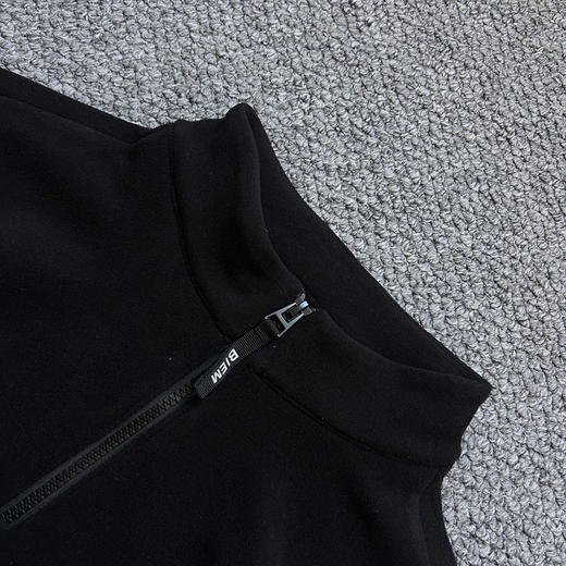 正品比音勒芬最新款加绒保暖打底半拉链，触感柔软细腻，上身快速蓄热锁温，告别秋冬凉意。面料透气不闷汗，贴身穿无负担！
尺码：灰色 黑色
尺码：M～XXXL
原价1680 商品图2