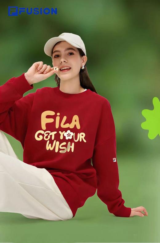 【FILA斐乐新年马上来财圆领加绒卫衣】这款FILA斐乐新年加绒卫衣，从面料、剪裁到设计细节，均体现出品牌级品质与年轻化审美。银狐绒内里带来柔软保暖的穿着体验，-YOEO 商品图6