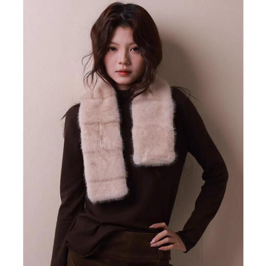 【YW】无忧购“礼物季”2025冬季热卖高级感横条纹理毛领围脖女毛茸茸平整围巾柔软亲肤ML070（截单后3-5天发货) 商品图1