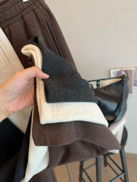 外贸原单澳利绒羊毛弯刀裤
陆续出货中[抱拳][抱拳]
颜色黑灰色&米杏色&咖色
面料：5.5%羊毛20.3%粘胶纤维74.2%涤纶
尺码M-XL 商品图3