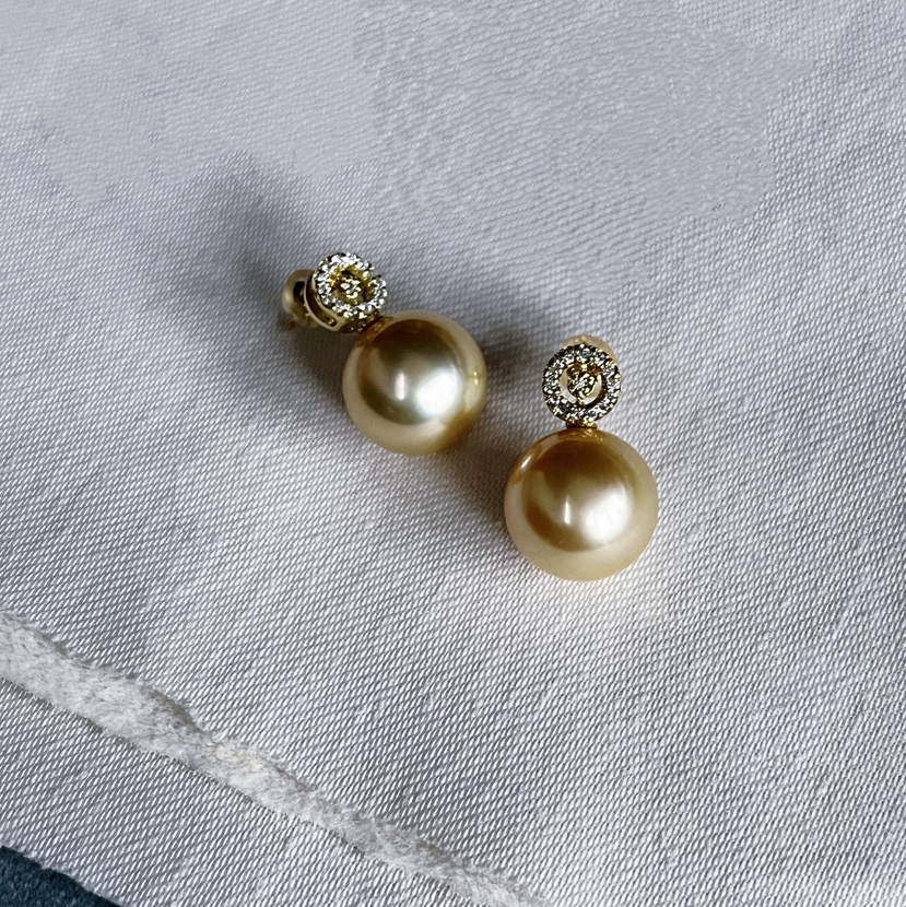 CLASSIC系列 18K镶钻石和南洋珍珠 耳钉