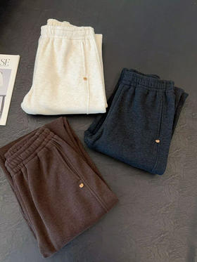 外贸原单澳利绒羊毛弯刀裤
陆续出货中[抱拳][抱拳]
颜色黑灰色&米杏色&咖色
面料：5.5%羊毛20.3%粘胶纤维74.2%涤纶
尺码M-XL