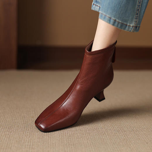 【预售5天】5.5cm秋冬时尚复古后拉链软皮瘦瘦方头粗跟短靴大码高跟时装靴A19-25A 商品图0