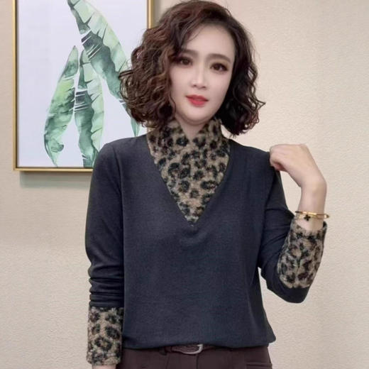2025冬季新款双面绒妈妈装V领T恤时尚豹纹保暖打底衫百搭减龄上衣 商品图1