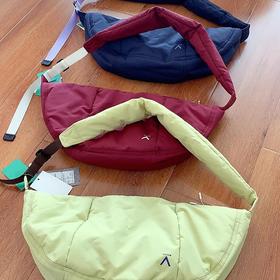 户外男款女款！2025百搭秋冬夹棉挎包大容量饺子包女包百搭单肩包！