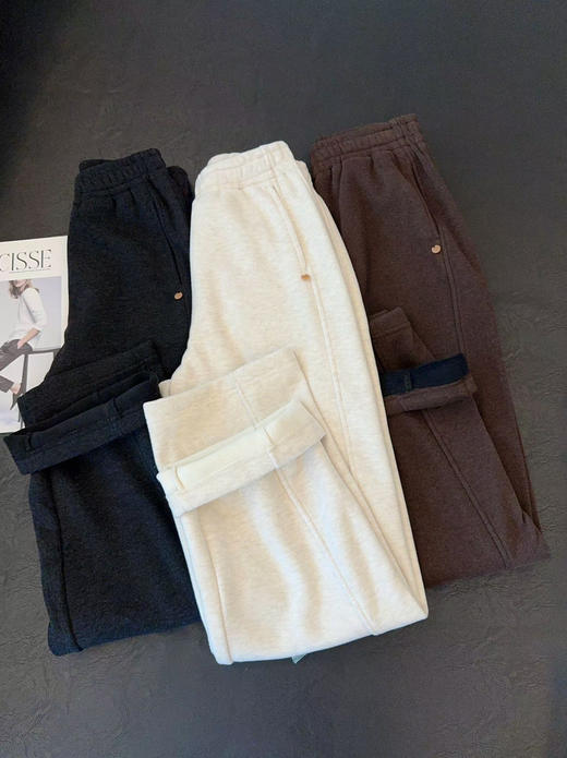 外贸原单澳利绒羊毛弯刀裤
陆续出货中[抱拳][抱拳]
颜色黑灰色&米杏色&咖色
面料：5.5%羊毛20.3%粘胶纤维74.2%涤纶
尺码M-XL 商品图7