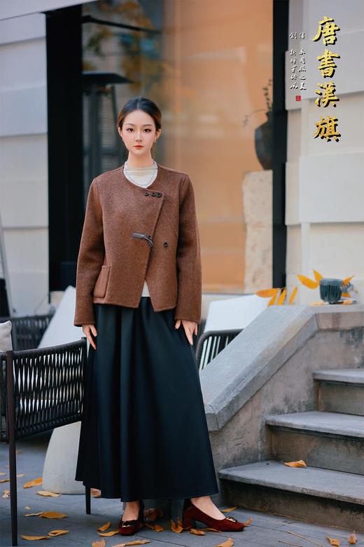 【栗棕牛角扣】焦糖棕羊毛短外套 新中式斜襟盘扣国风毛呢开衫精选羊毛面料，触感软糯厚实，保暖性优异，冬日单穿或叠穿都合适，轻盈不压身。圆领搭配斜襟金属扣与暗纹盘扣，融入传统国风元素；短款宽松版型不挑身材 商品图8
