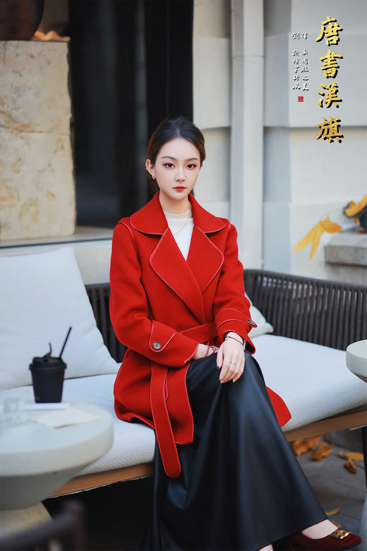 【烽波领】正红色羊毛大衣 新中式收腰系带毛呢外套，精选纯羊毛面料，触感柔软厚实，保暖性拉满，冬日穿着轻盈不压身，兼顾温度与质感西装翻领搭配收腰系带，可自由调节腰线，勾勒曼妙身形；中长款版型修饰身材比例 商品图2