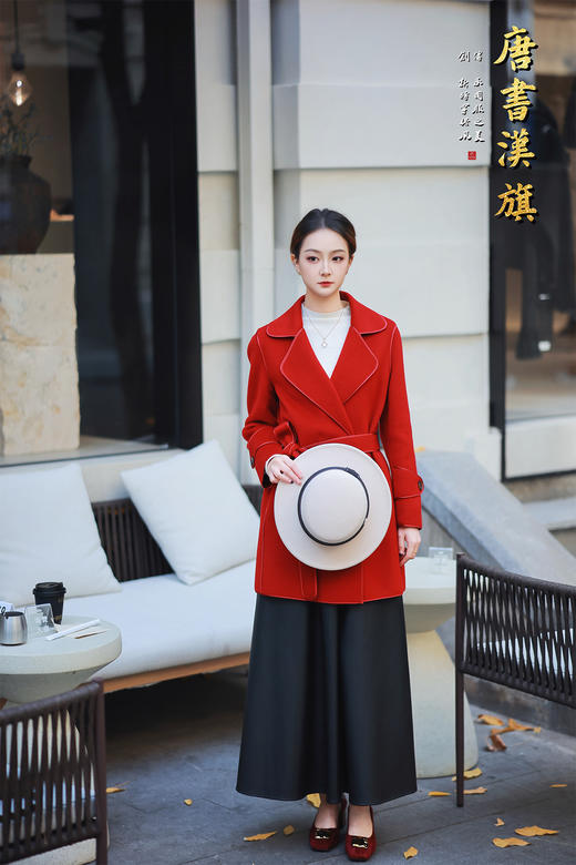 【烽波领】正红色羊毛大衣 新中式收腰系带毛呢外套，精选纯羊毛面料，触感柔软厚实，保暖性拉满，冬日穿着轻盈不压身，兼顾温度与质感西装翻领搭配收腰系带，可自由调节腰线，勾勒曼妙身形；中长款版型修饰身材比例 商品图6